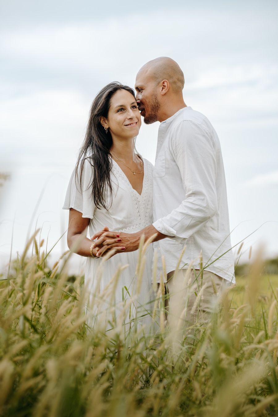 Aurélie et Adrien enlacés dans les herbes